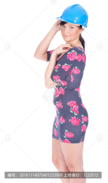 年輕漂亮的女人戴著藍(lán)色的頭盔和深色的連衣裙