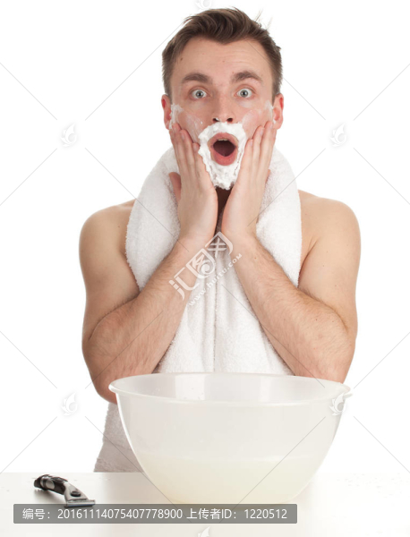 剃須與泡沫和剃須刀英俊年輕人；系列