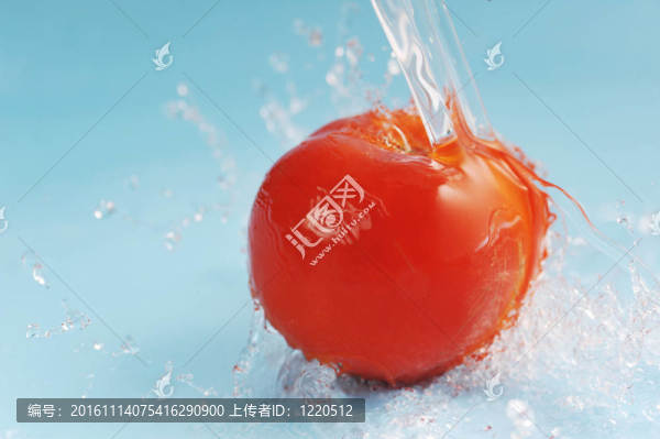 番茄和水濺