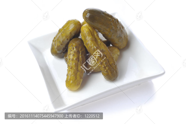 在白色的盤子上孤立的泡菜