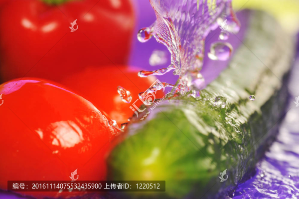 番茄；黃瓜和飛濺