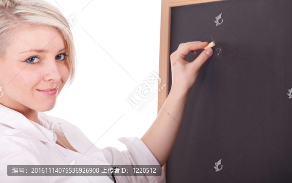 年輕漂亮的女老師在黑板上寫字