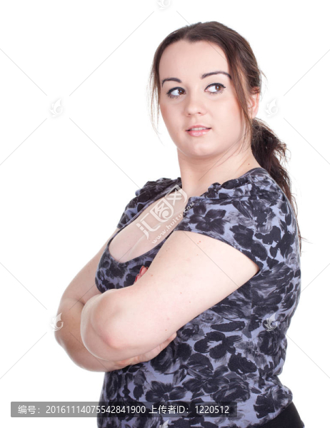 體貼的年輕胖女人交叉胳膊