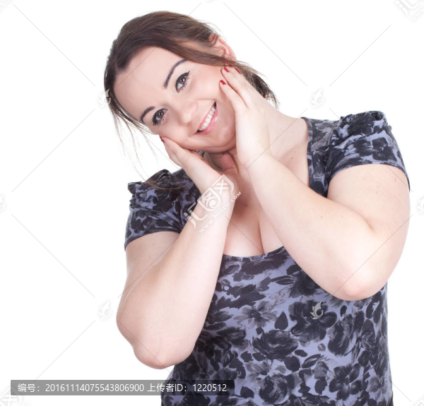 微笑脂肪美麗的年輕女子在黑暗的衣服