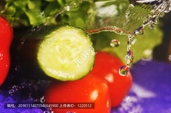 番茄；黃瓜和飛濺