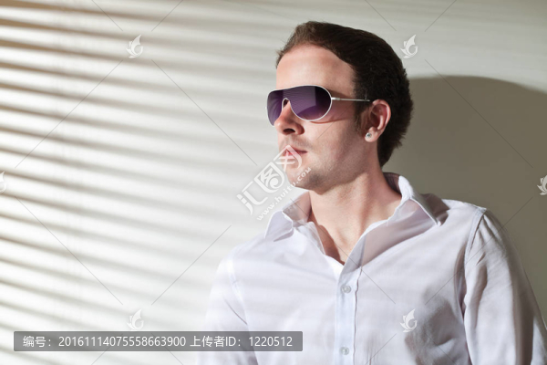 男人看著窗外