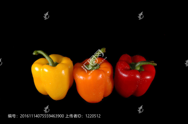 紅色，橙色和黃色的paprikas；