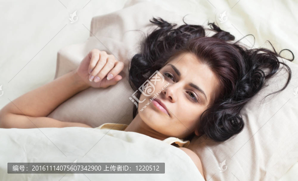 躺在床上的漂亮的年輕女人