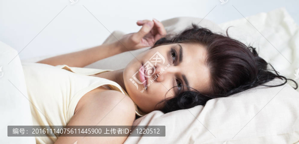 躺在床上的漂亮的年輕女人