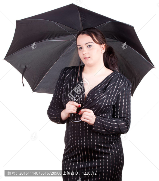 體貼的年輕胖女人帶著黑色的雨傘