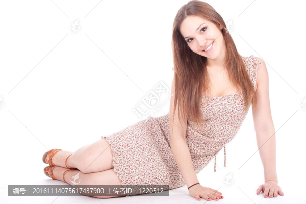 微笑的年輕漂亮的長(zhǎng)發(fā)女人穿著
