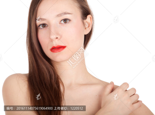 體貼的年輕漂亮的女人，留著長發(fā)，手放在肩上