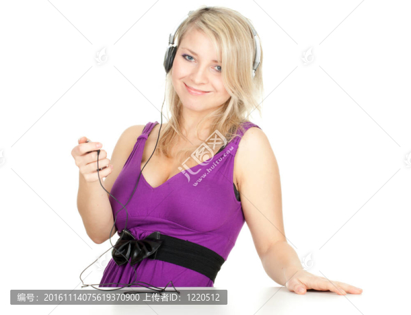 微笑的女孩在耳機和MP3播放器