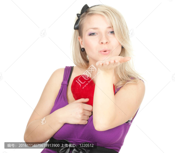 穿著紅色小紅心的年輕女人
