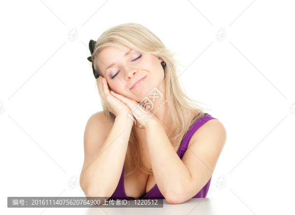 微笑的年輕金發(fā)女人閉著眼睛