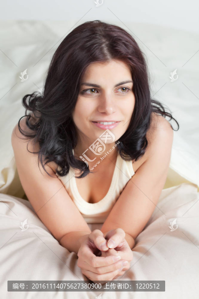 早上漂亮的年輕女人