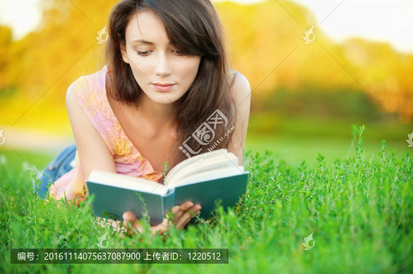 女學(xué)生讀了一本教科書。