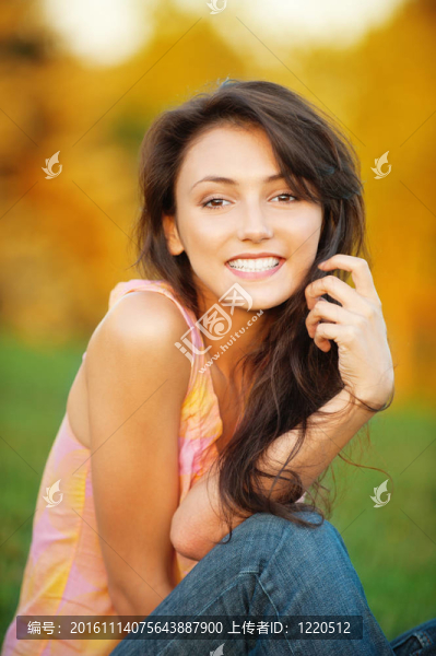 女人坐在綠色的草地上-匯圖網(wǎng) www.fosd68.com 女人坐在綠色的草地上