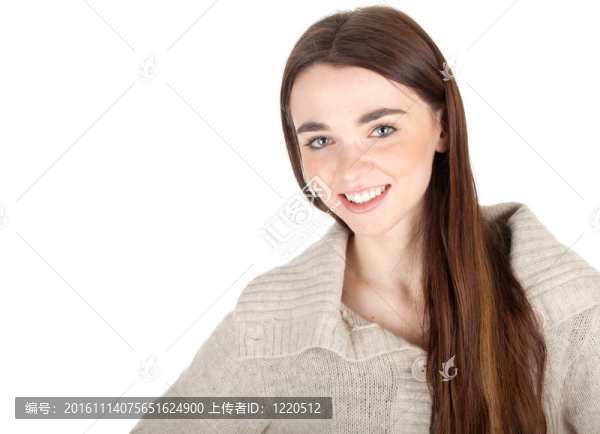 年輕的長(zhǎng)發(fā)女人穿著明亮的毛衣