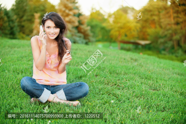 坐在綠色的草坪上的女人