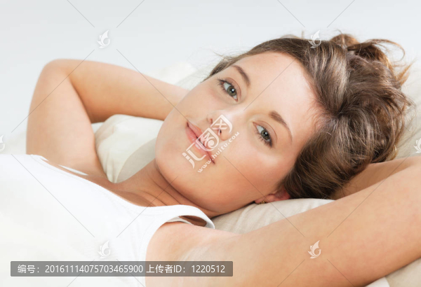 躺在床上的漂亮的年輕女人