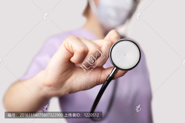 醫(yī)生拿聽(tīng)診器對(duì)著相機(jī)