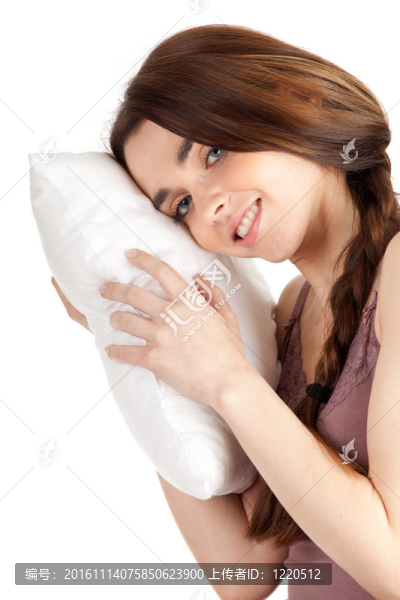 美麗的年輕黑發(fā)女人與白色枕頭