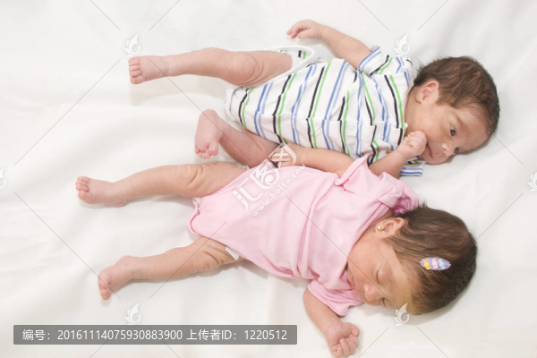 雙胞胎寶寶