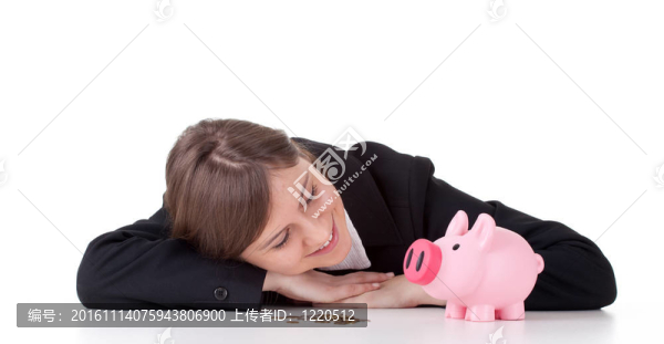 穿黑色衣服的快樂的商人；硬幣和存錢罐