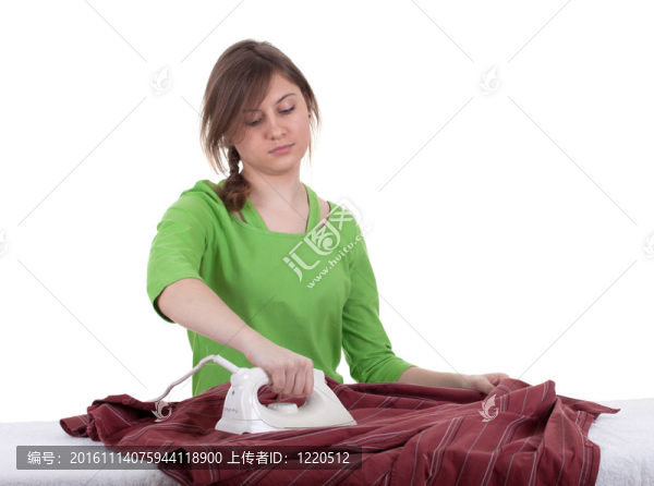穿綠色襯衫熨燙衣服的年輕女子