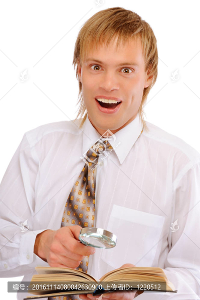 帶放大鏡的年輕人通過讀書感到驚訝