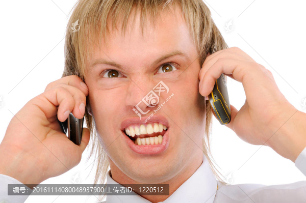 憤怒的商人在兩個電話里喊