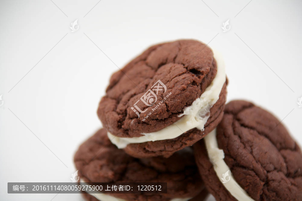 具有白色結(jié)冰的巧克力餅干