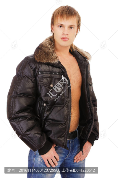 男子在皮夾克