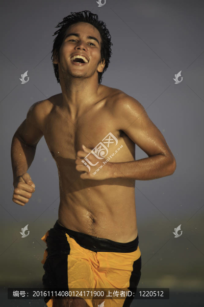 年輕亞洲男子跑步