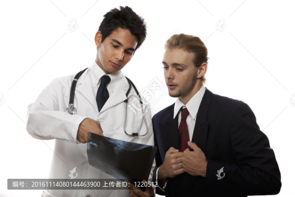 亞洲青年醫(yī)生與病人交談