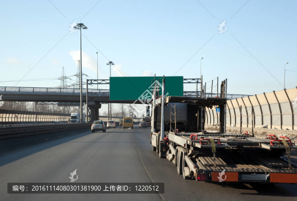 在公路上帶拖車的卡車