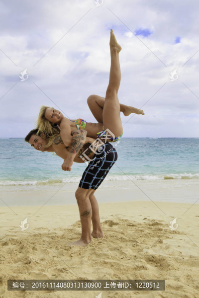 新婚夫婦在拉尼凱的海灘上