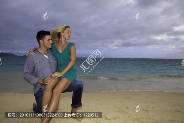 新婚夫婦在拉尼凱的海灘上
