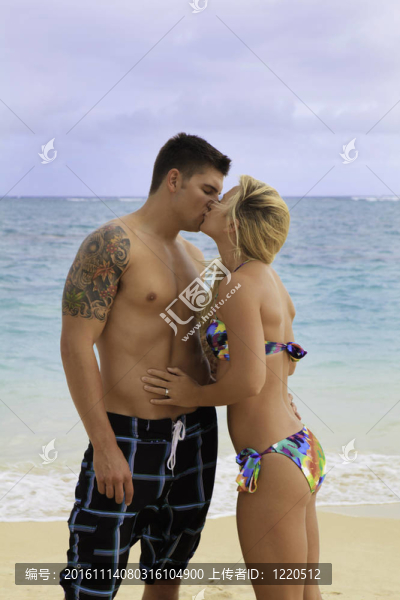 新婚夫婦在拉尼凱的海灘上
