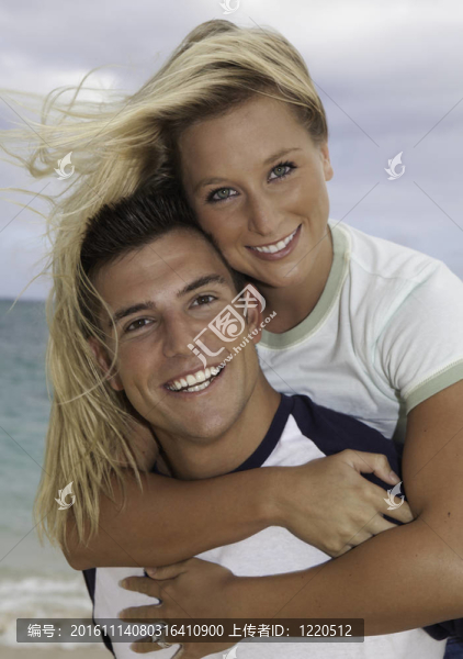 新婚夫婦在拉尼凱的海灘上