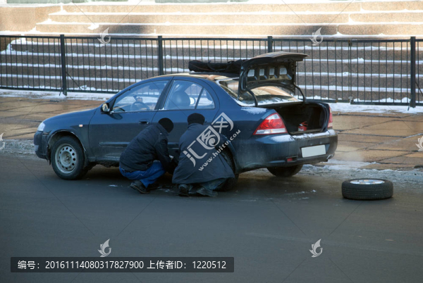 更換道路上的汽車輪子