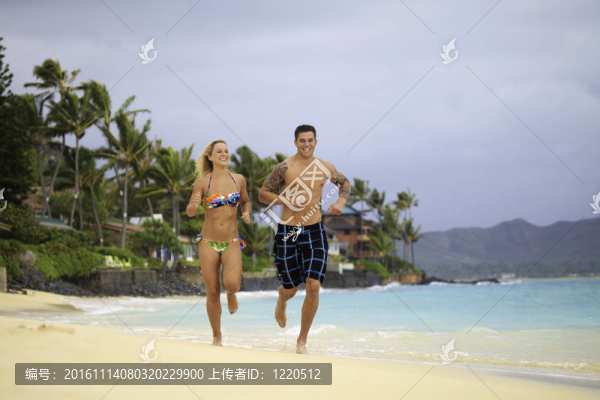 新婚夫婦在拉尼凱的海灘上