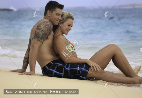 新婚夫婦在拉尼凱的海灘上