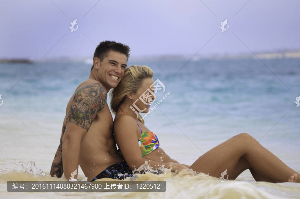 新婚夫婦在拉尼凱的海灘上