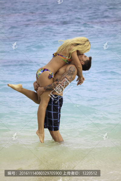 新婚夫婦在拉尼凱的海灘上
