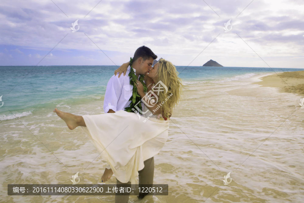 新婚夫婦在拉尼凱的海灘上