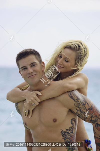 新婚夫婦在拉尼凱的海灘上