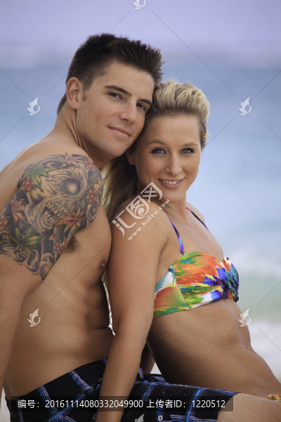 新婚夫婦在拉尼凱的海灘上；