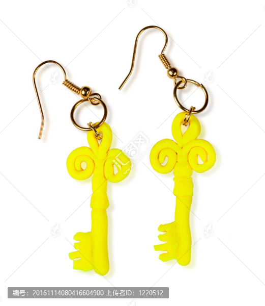 耳環(huán)的鑰匙。塑性粘土的產(chǎn)品